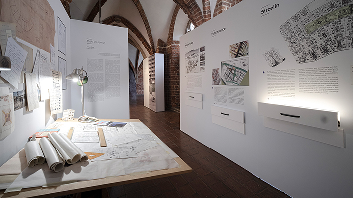 projekt-wystawy-muzeum-architektury-wroclaw-mnie-nie-ma-stol-kreslarski-rysunki