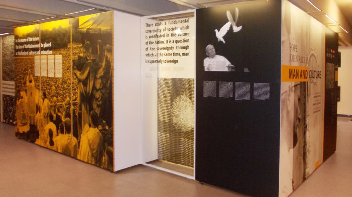 projekt wystawy mobilna papiez unesco golebica scaled